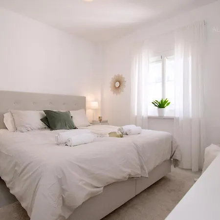 Scandinavian Style With Amazing Sea Views And South West Facing Sunny Terrace In Miraflores Walking Distance To The Beach! Apartamento *